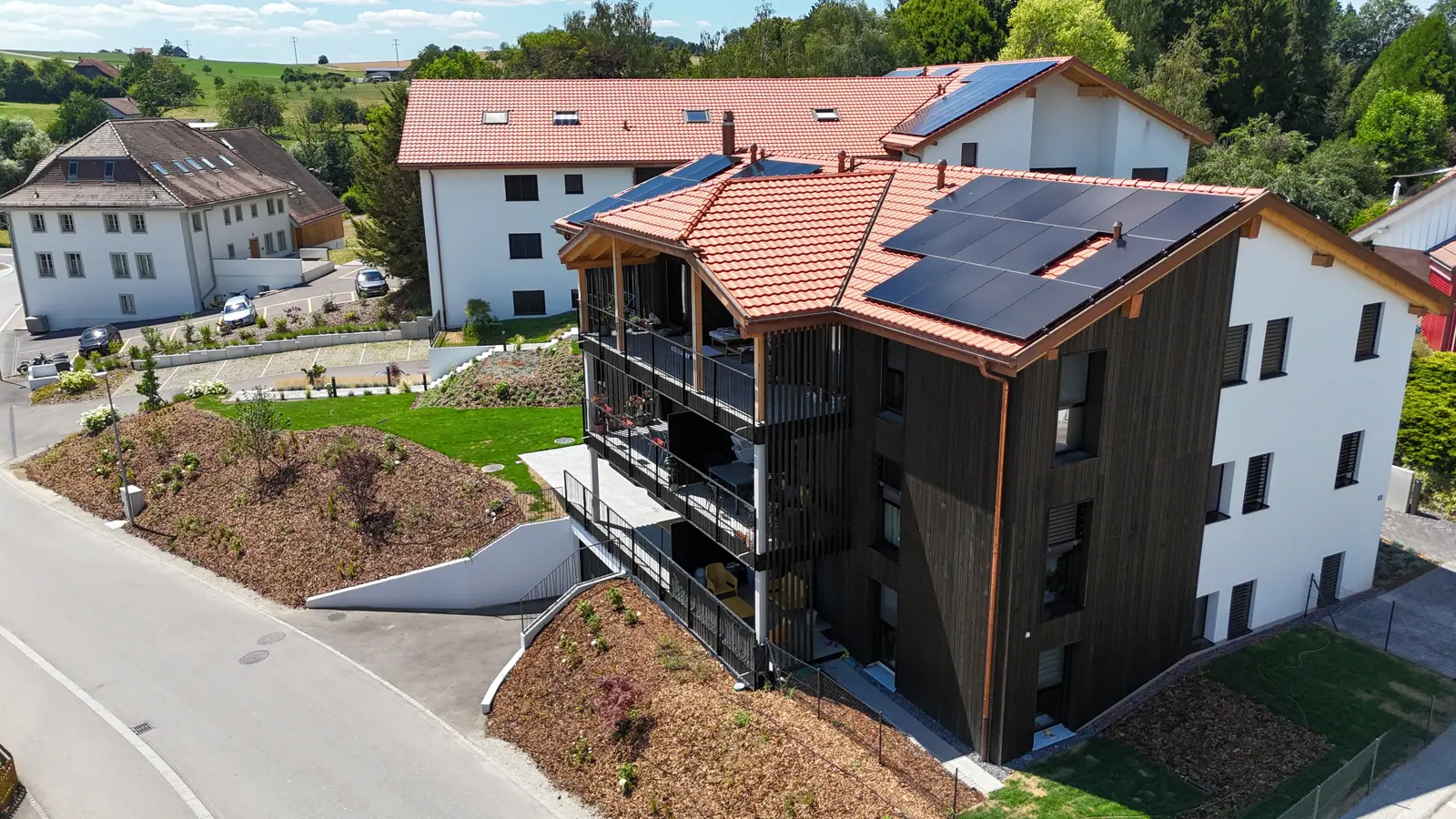 Immeuble à façade bois, abords paysagers achevés