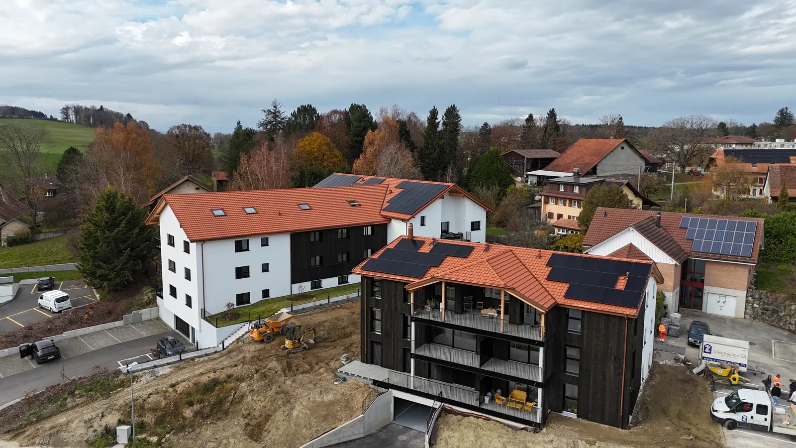 Vue du chantier depuis la route, engins de terrassement