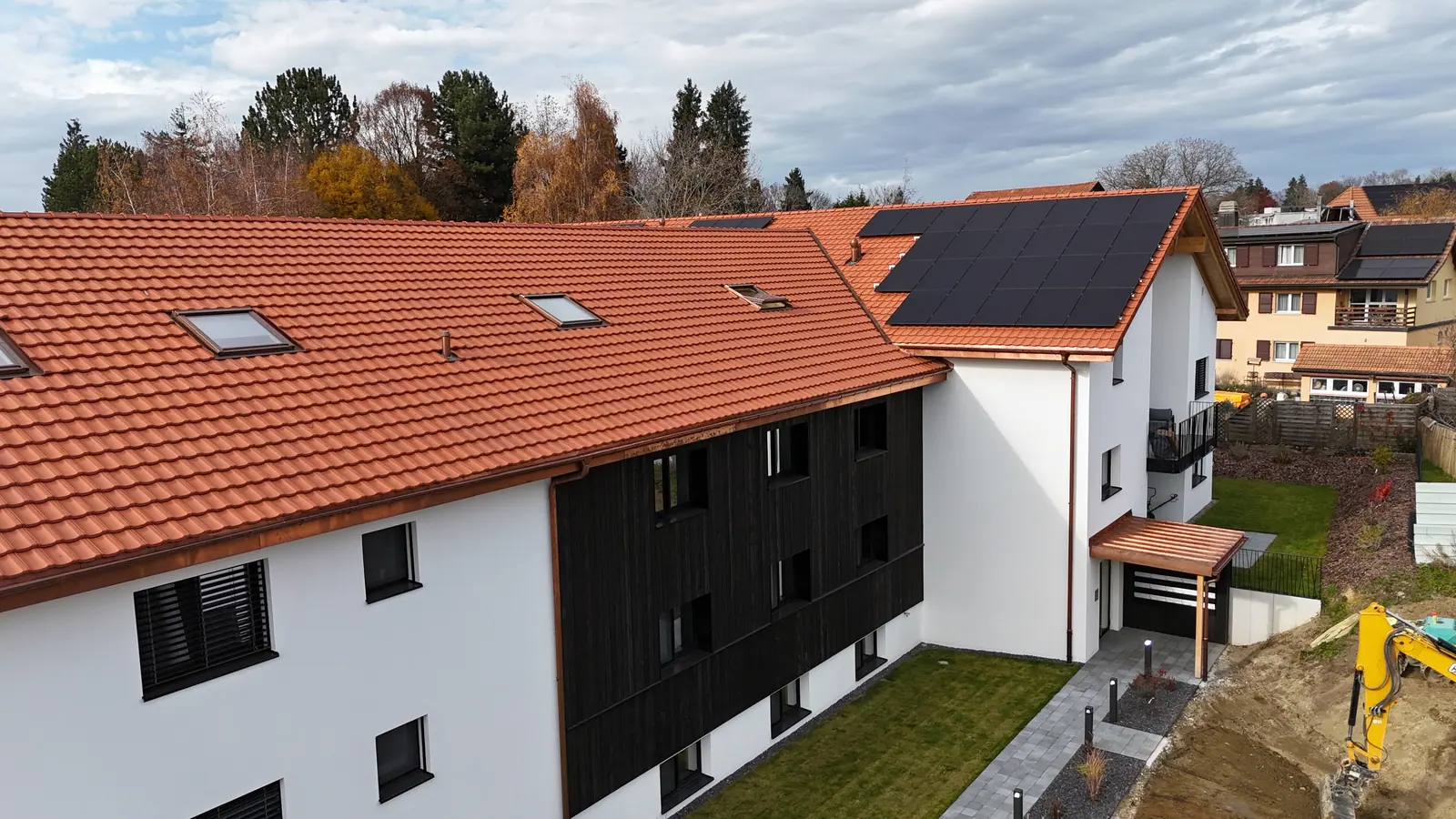 Toiture en tuiles et façade, finitions en cours