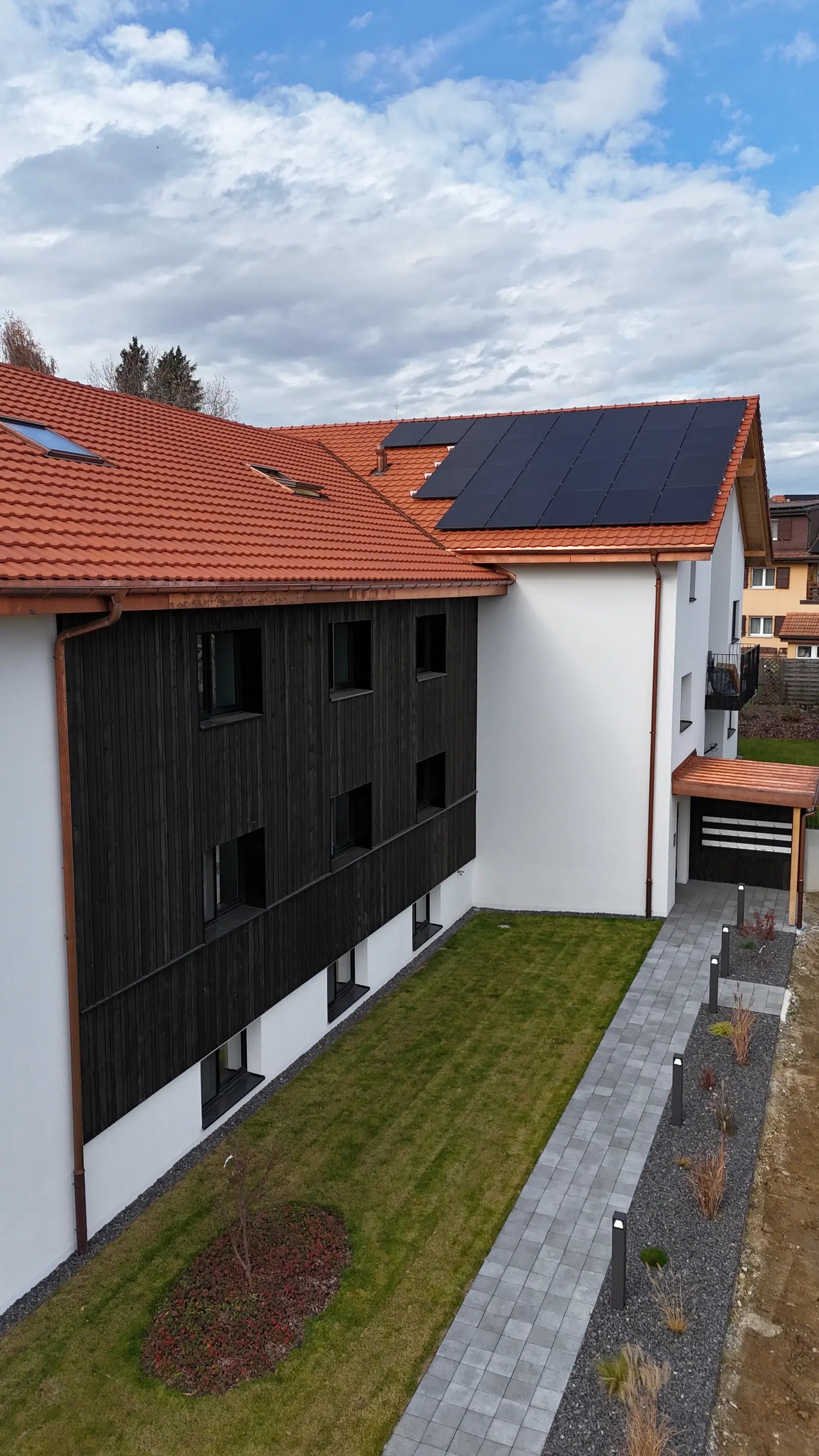 Vue verticale de la façade bois et des abords