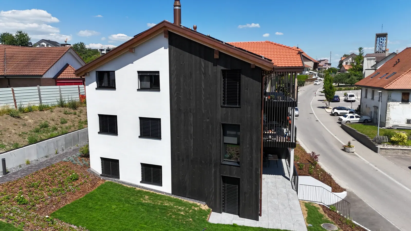 Pignon de l’immeuble à façade bois depuis la rue