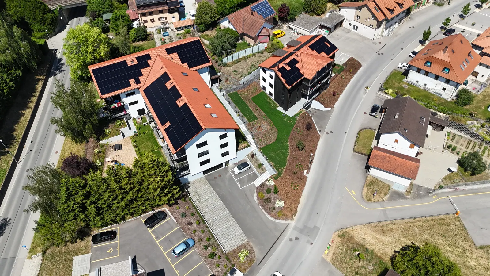 Vue zénithale des toitures équipées de panneaux solaires