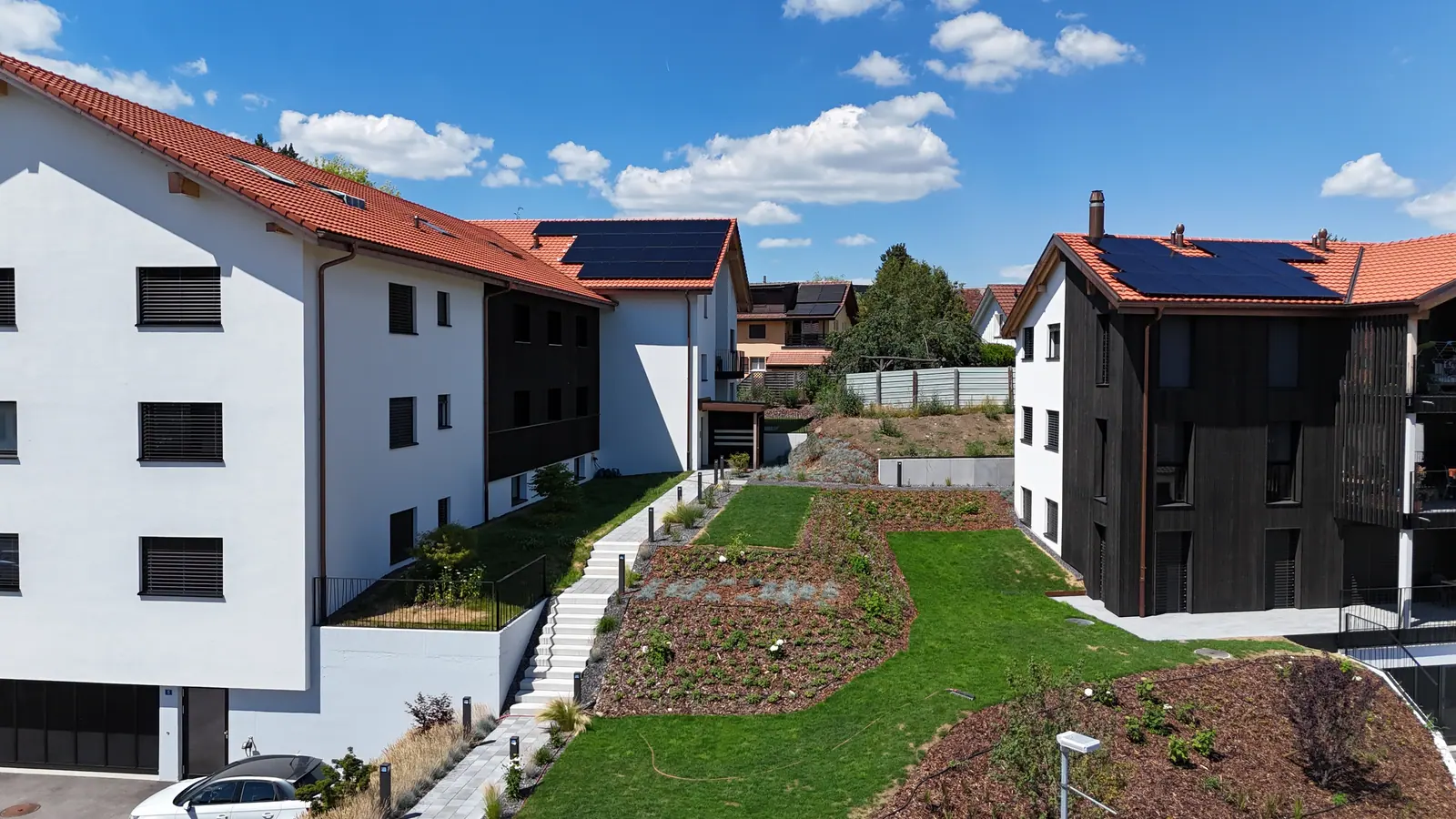 Jardins en terrasses entre les deux immeubles