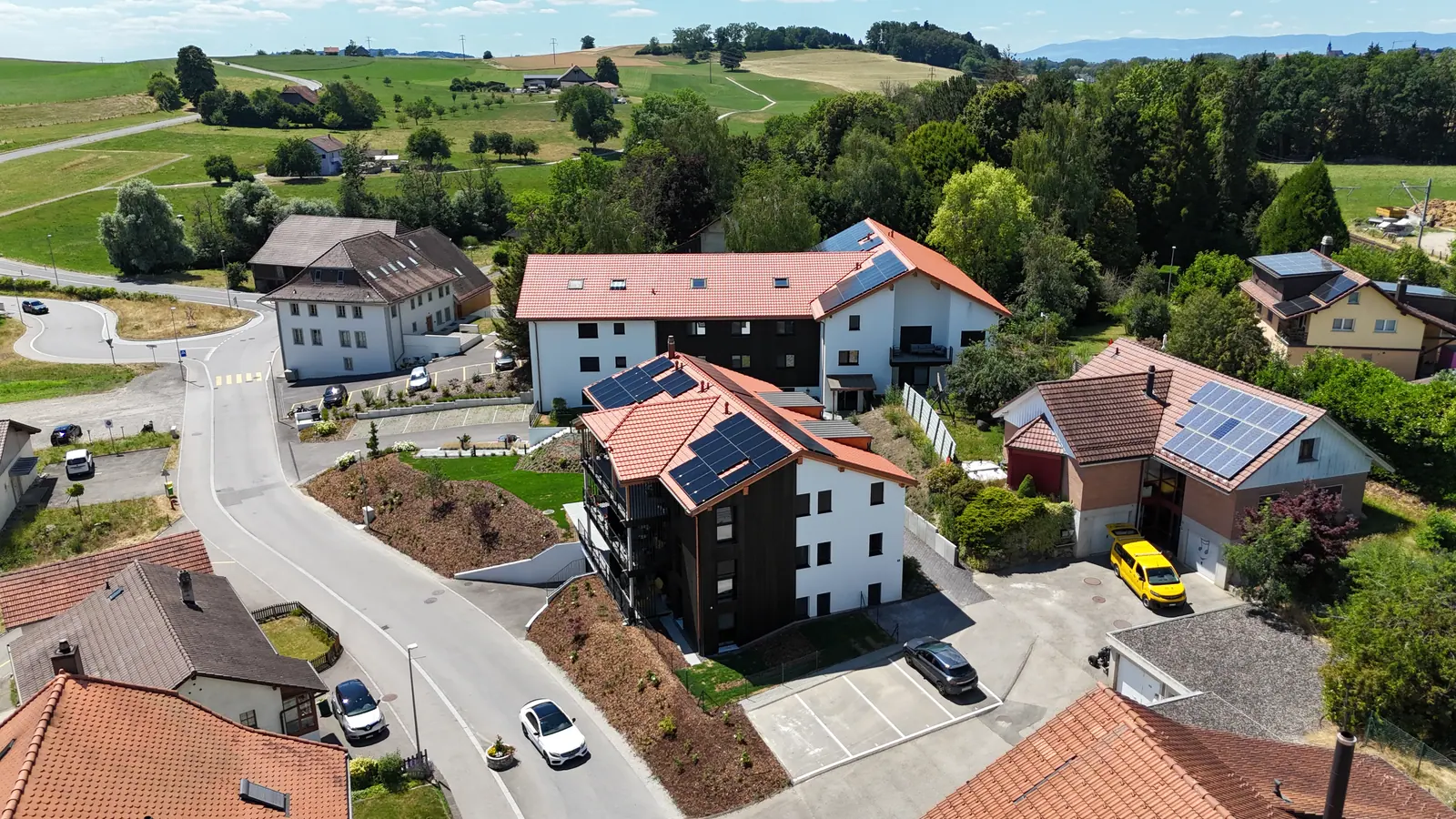 Vue aérienne des deux immeubles résidentiels dans le village de Cottens