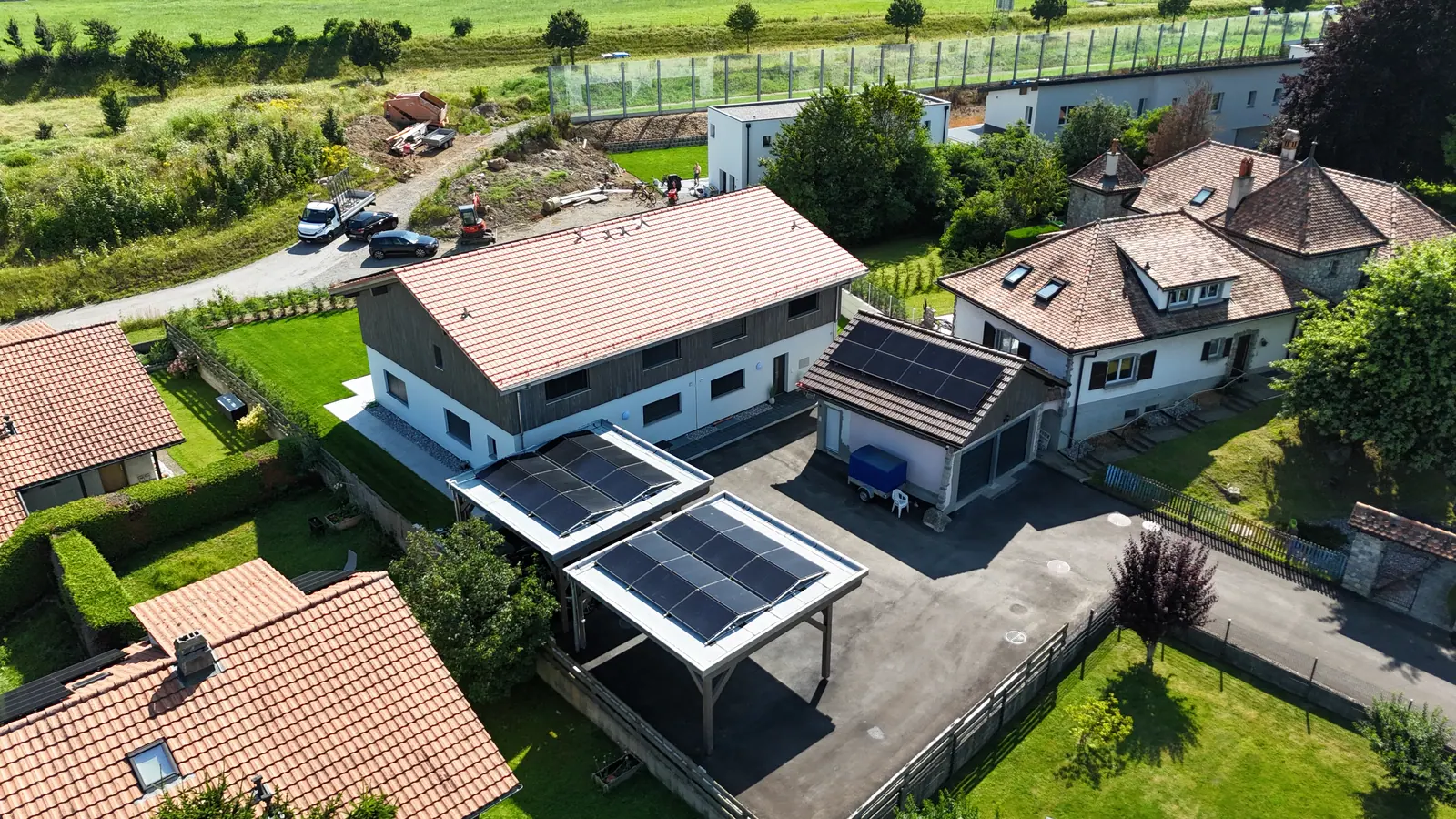 Couvert à voitures équipé de panneaux solaires