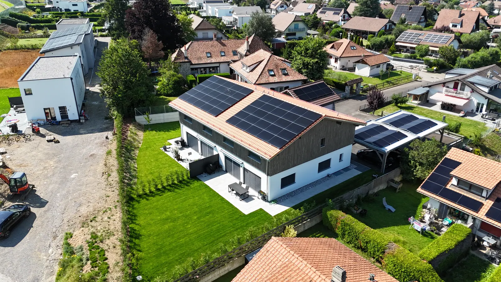 Toiture et panneaux solaires, vue aérienne