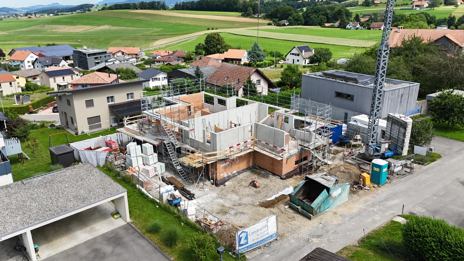 Élévation des murs en béton et en brique