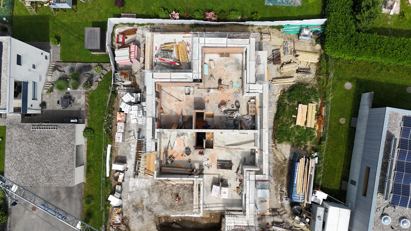 Vue zénithale des murs porteurs en cours d’élévation